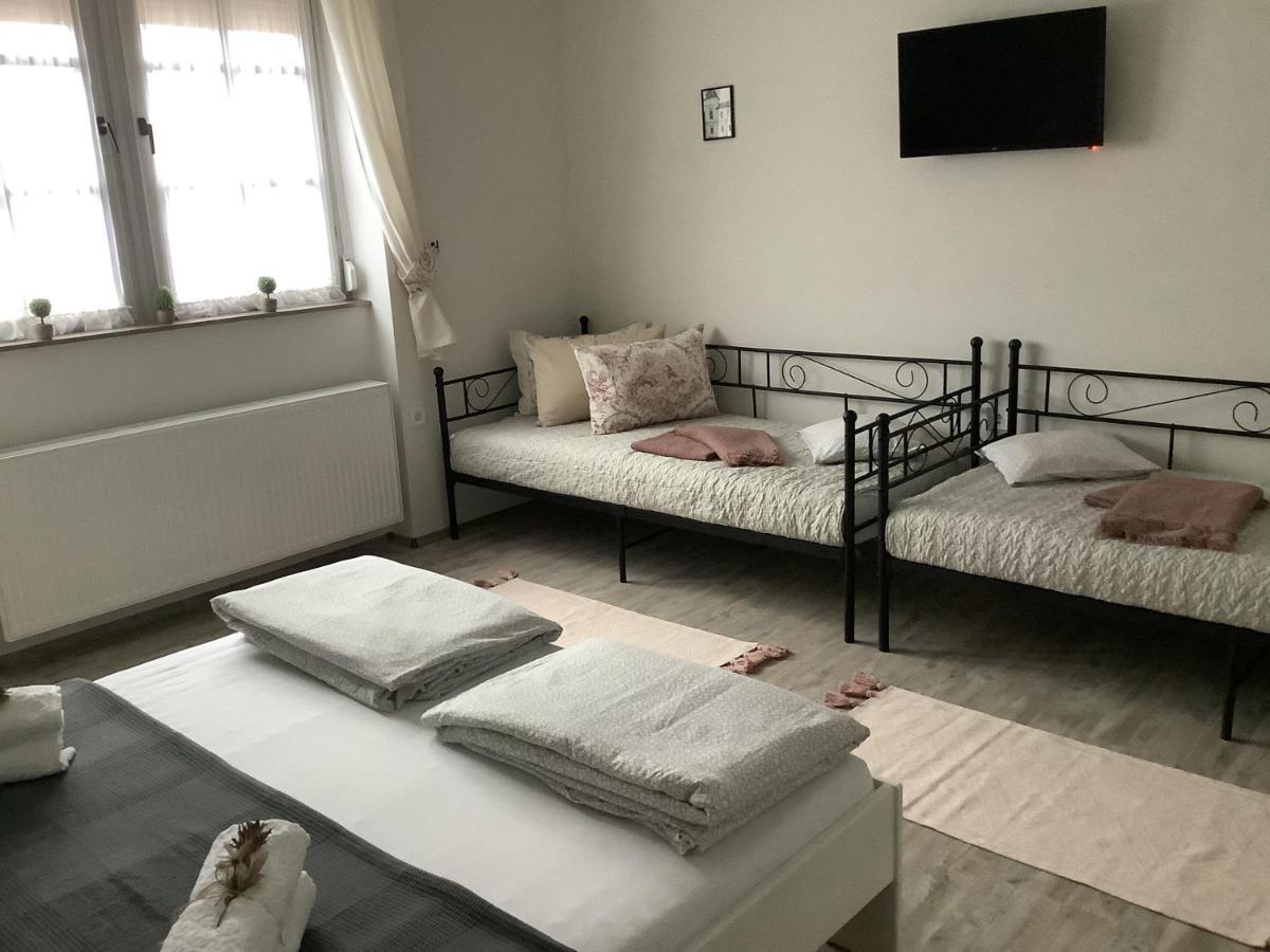 Ezuest Boroka Apartman Eger Eksteriør billede