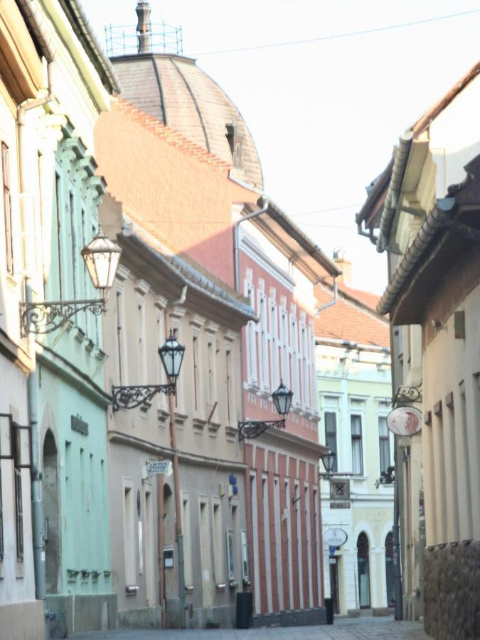 Ezuest Boroka Apartman Eger Eksteriør billede