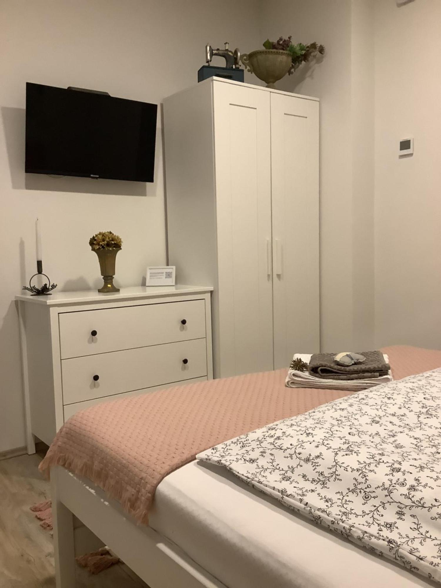 Ezuest Boroka Apartman Eger Eksteriør billede